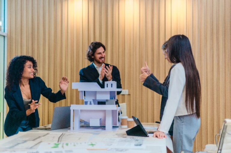 Personne consultant des statistiques sur un écran tactile, chiffres flottants au-dessus d’une carte numérique de France