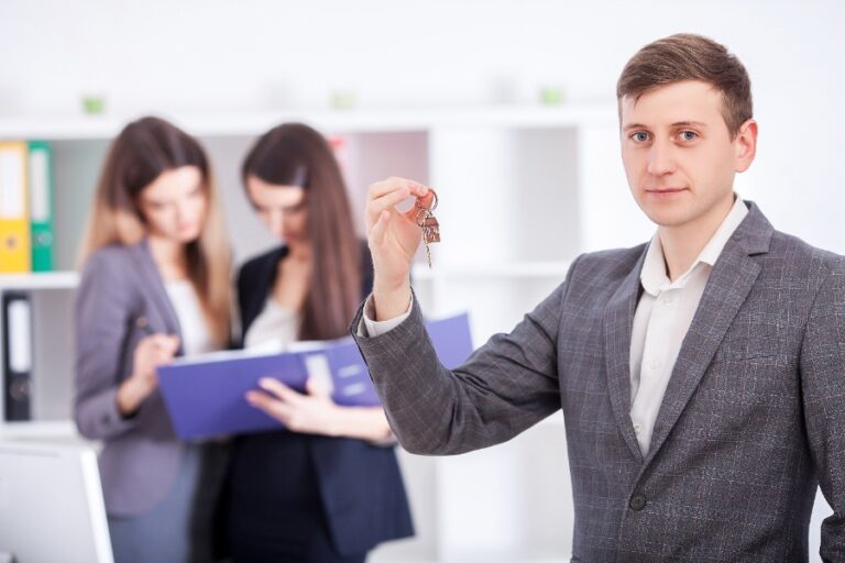 Contrat de gestion locative posé sur un bureau, avec le montant des frais en évidence et stylo à côté
