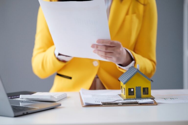 Agent immobilier prenant des photos professionnelles d’un appartement vide et lumineux