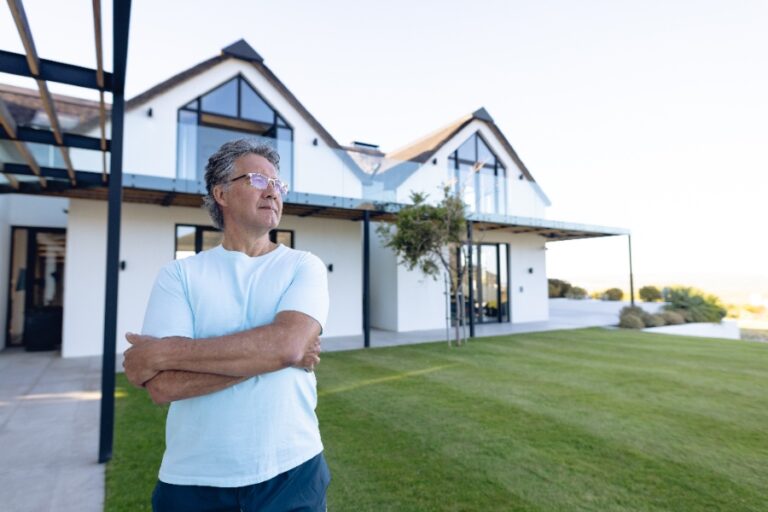 Propriétaire présentant un courrier de congé avec accusé de réception au locataire