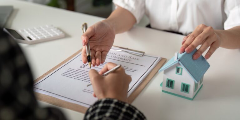 Acheteur et vendeur signant le compromis de vente dans le bureau lumineux d’un notaire