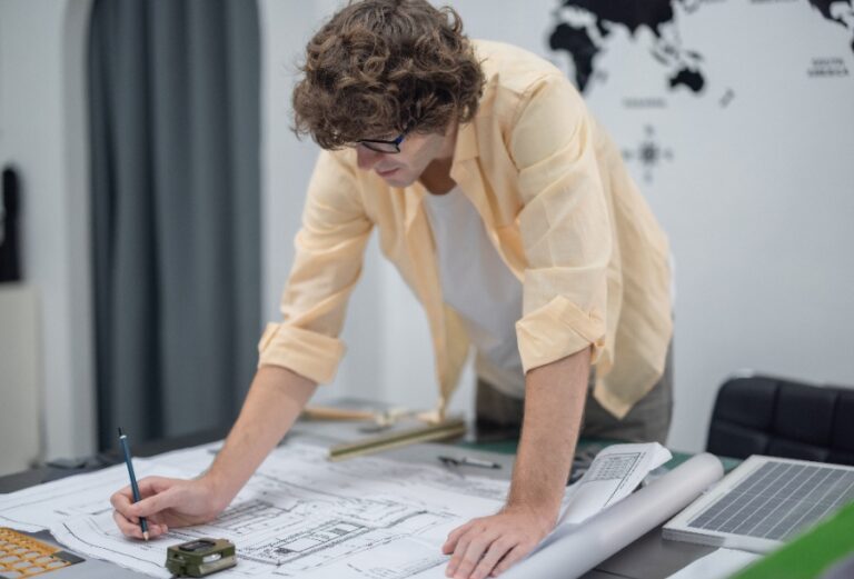 Formulaire fiscal rempli avec mention “Déclaration de vente de terrain”, stylo posé sur la case signature