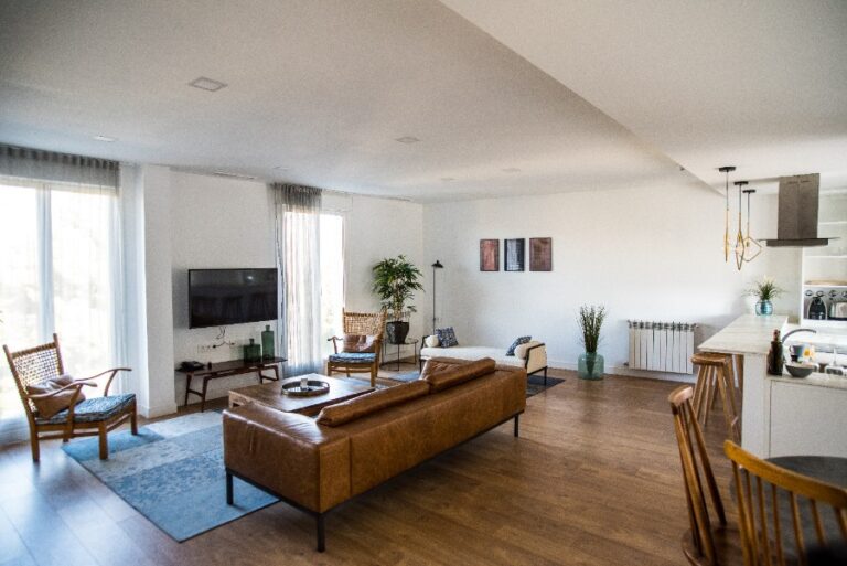 Cuisine équipée avec meubles fixés au mur et électroménagers encastrés laissés en place