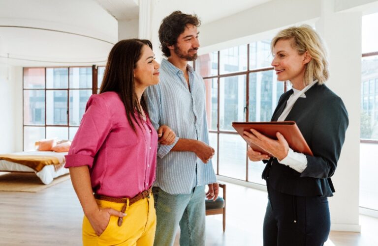 Salon lumineux avec fenêtres ouvertes, vérifiant l’état des sols et des murs