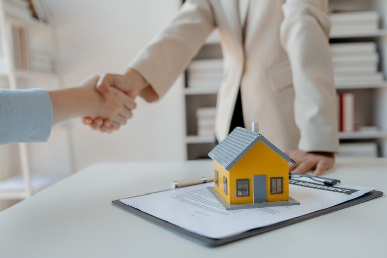 L’agent doit connaître votre quartier, les prix au mètre carré, les ventes récentes et les tendances. Une agence implantée depuis plusieurs années est généralement plus fiable