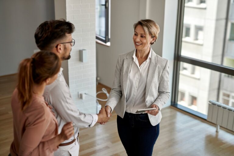Propriétaire consultant son contrat d’assurance habitation pour bien couvrir l’appartement loué