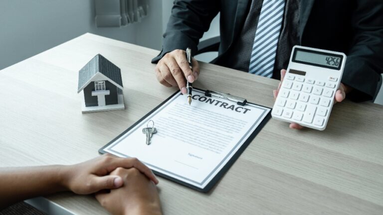 Bureau de notaire avec piles de documents officiels et formulaire fiscal rempli