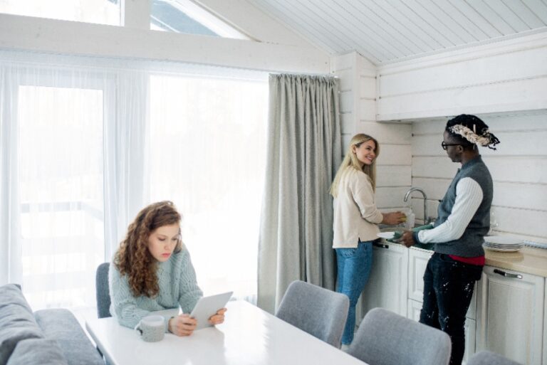 Un demandeur reçoit un courrier confirmant l’attribution d’un logement social