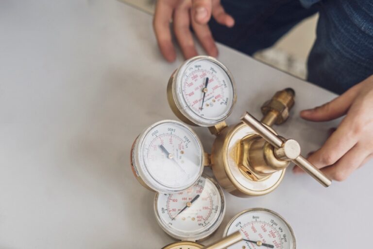 Bac de douche présentant une fissure visible sur la surface