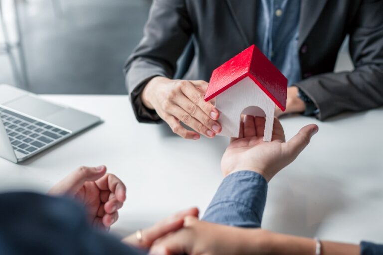 Deux frères signent un document de cession de part de maison