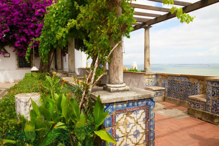 Un balcon est recouvert de nouveaux carreaux brillants