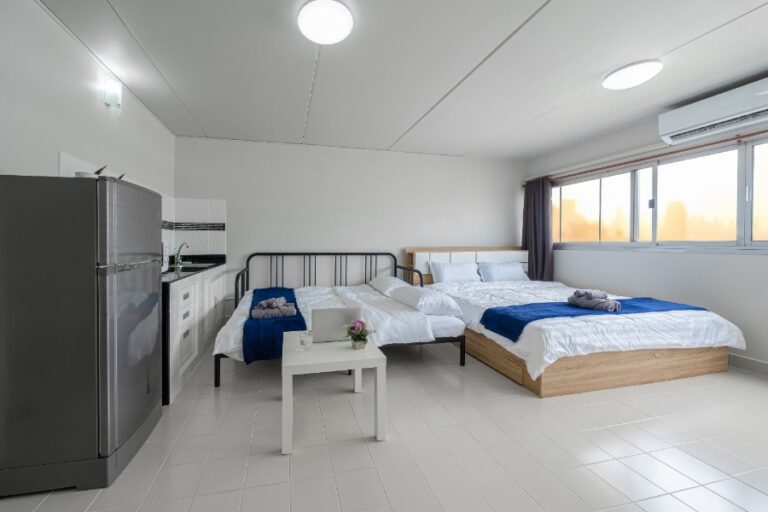 Personne ouvrant la porte de son appartement pour accueillir un proche à titre gratuit