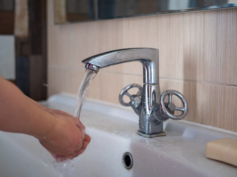 Compteur d’eau d’une maison avec relevé final à effectuer après oubli de résiliation