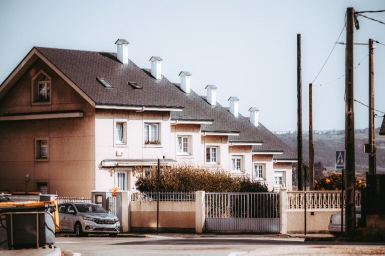 Une caméra thermique révèle les zones de déperdition de chaleur d’une maison mal isolé