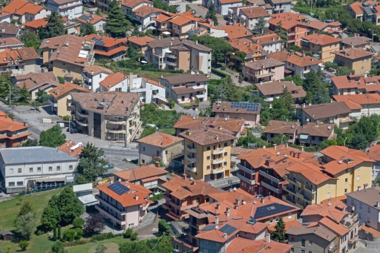Chalet en bois typique niché dans les montagnes ensoleillées de la Cerdagne