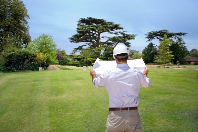 Villas modernes bordant un parcours de golf entouré de pins et de pelouses soignées