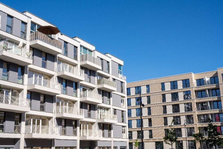 Réunion de deux appartements transformés en un seul grand logement moderne