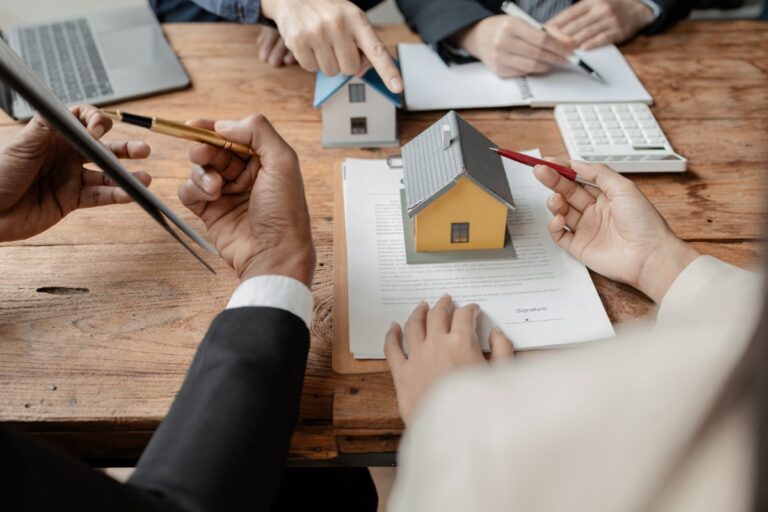 Calculatrice et tableau de chiffres déterminent la capacité d’emprunt avec 2000 € de revenu mensuel