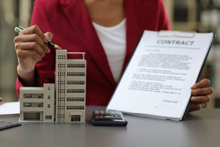 Un agent tenant un contrat de vente d'un appartement sous bail commercial