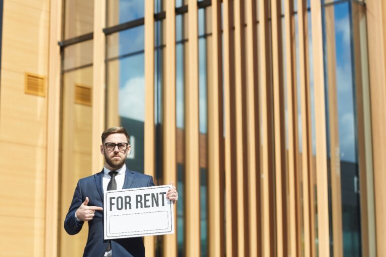 Un propriétaire qui veut louer un appartement et qui met en location sa maison