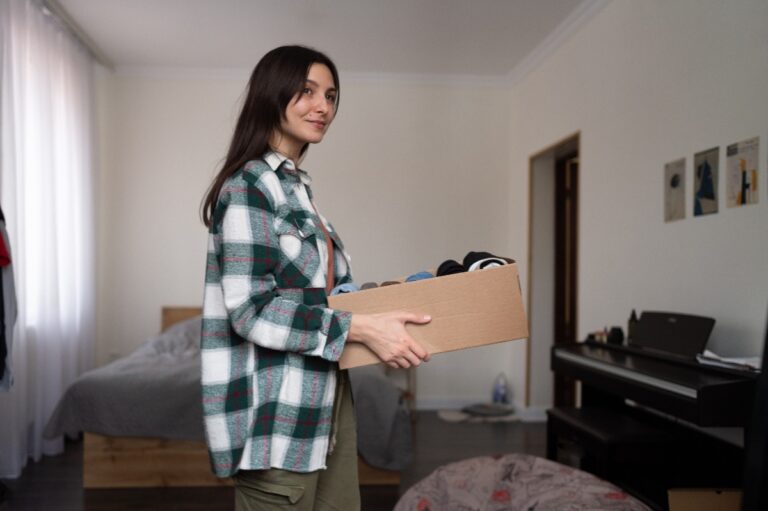 Une femme qui se débarasse des affaires laissés dans la maison qu'elle vient d'acheter