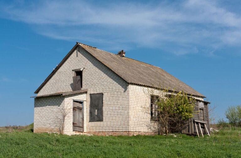 Une maison abandonnée qui est habitée par des gens récemment