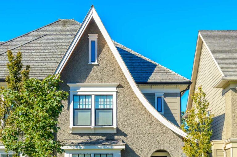 Une maison construite avec une hauteur plus de 15 cm