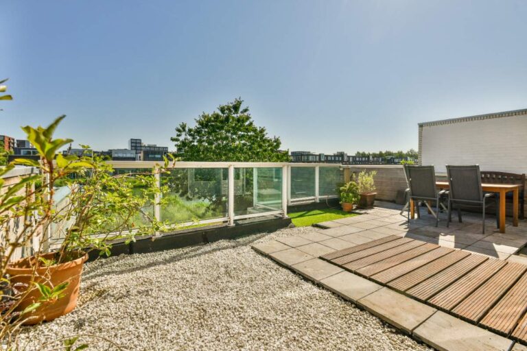 Une terrasse sur plots, en copropriété, qui est bien entretenue