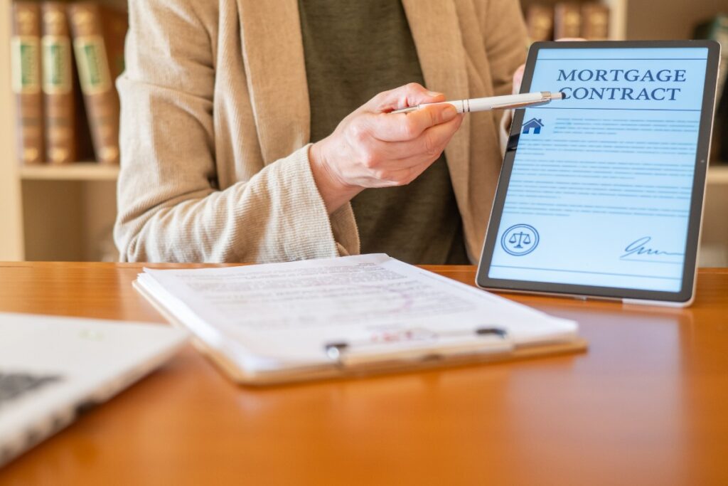 Un agent immobilier avec une presse-papier comportant des dossiers pour un prêt immobilier