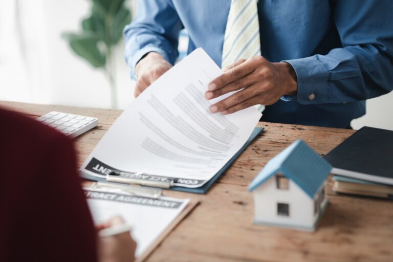 Une personne qui prépare son dossier pour un prêt immobilier