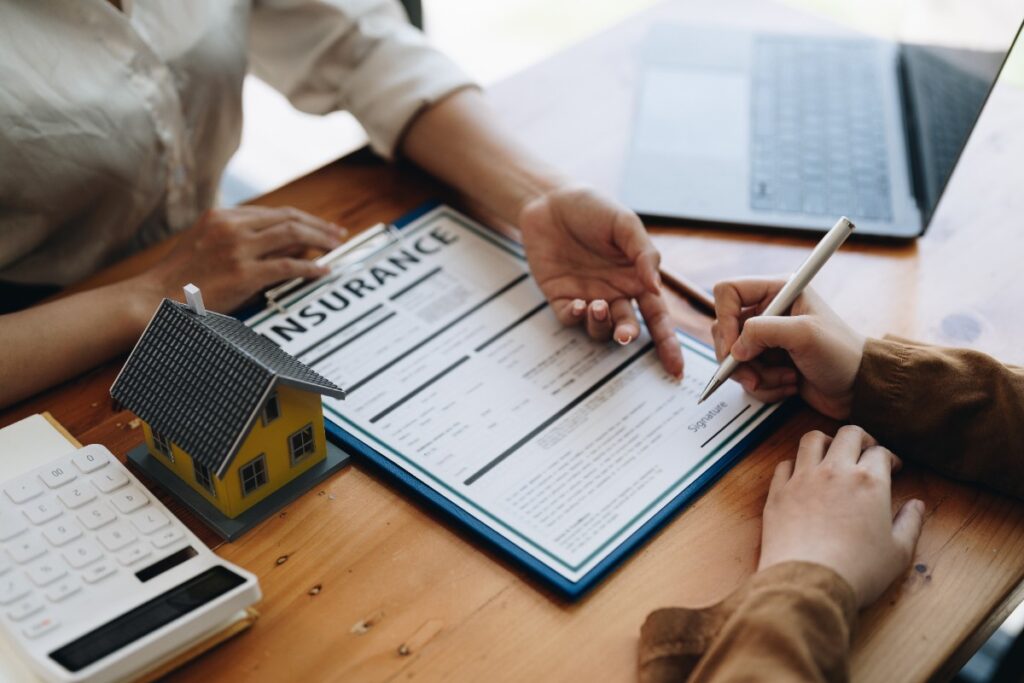 Une personne qui signe un contrat pour un prêt immobilier