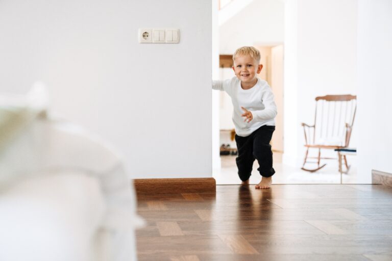 Un enfant qui court dans la maison au-dessus du voisin