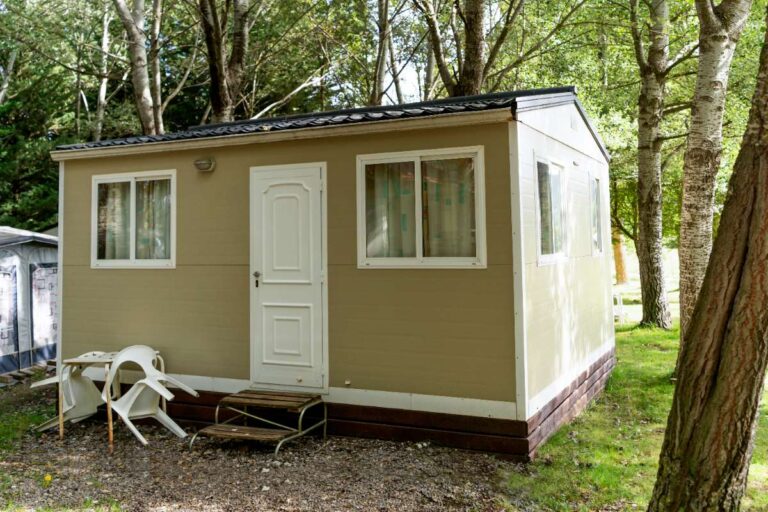 Un mobil-home sur un terrain de loisir