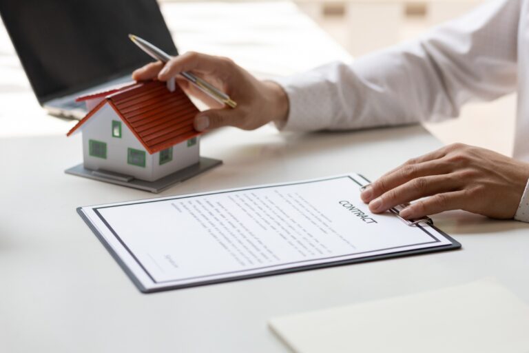 Un propriétaire faisant ajouter un nom sur une maison