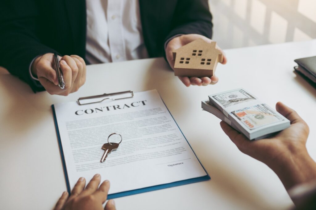 Un agent immobilier donnant une clé avec un contrat à une personne