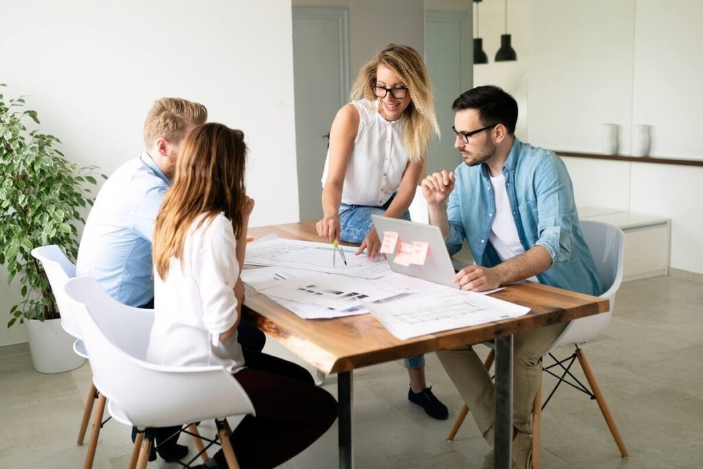 Agents immobiliers avec couples de clients