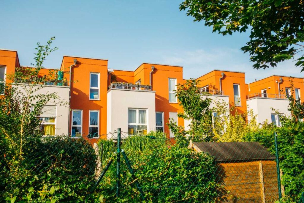 Bâtiment orange et blanc utilisé pour un logement social
