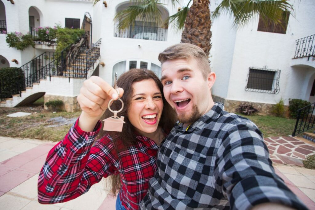 Un couple heureux avec une clé de leur maison