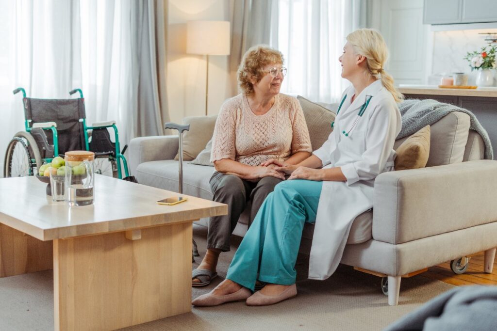 Une infirmière qui discute avec une femme âgée