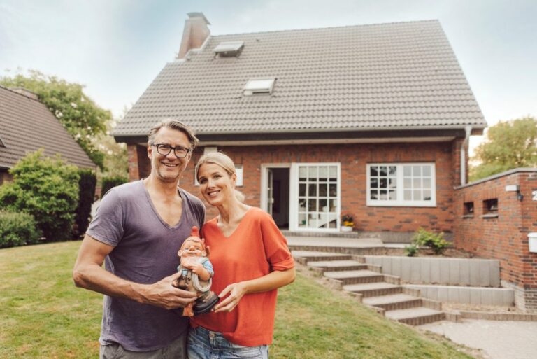 Des locataires dans le jardin devant une maison