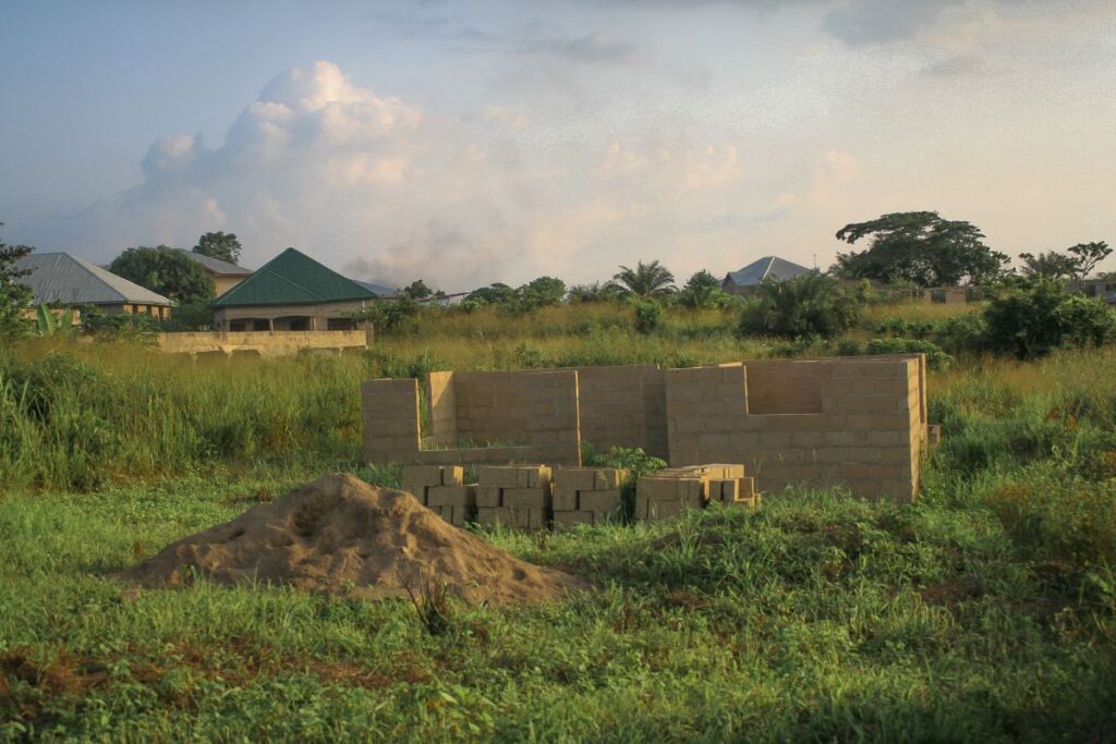 Une maison en construction sur un terrain