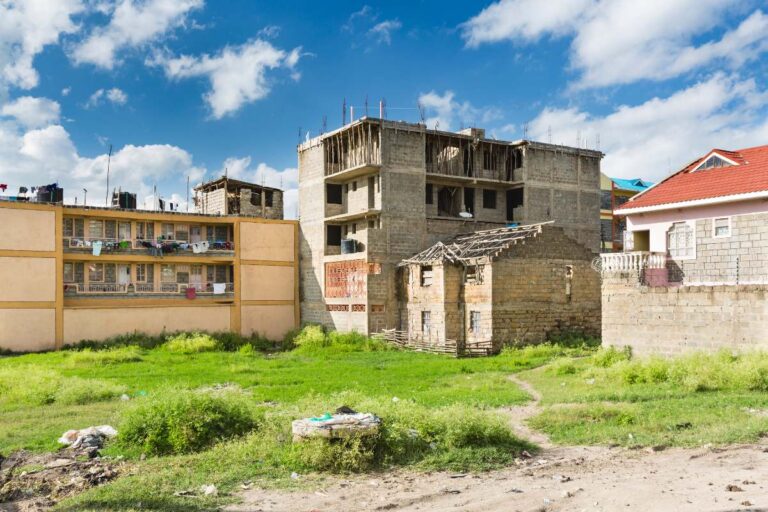 Des maisons construites sur un terrain