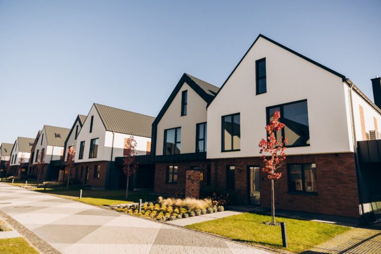 Des maisons construites au bord de la route