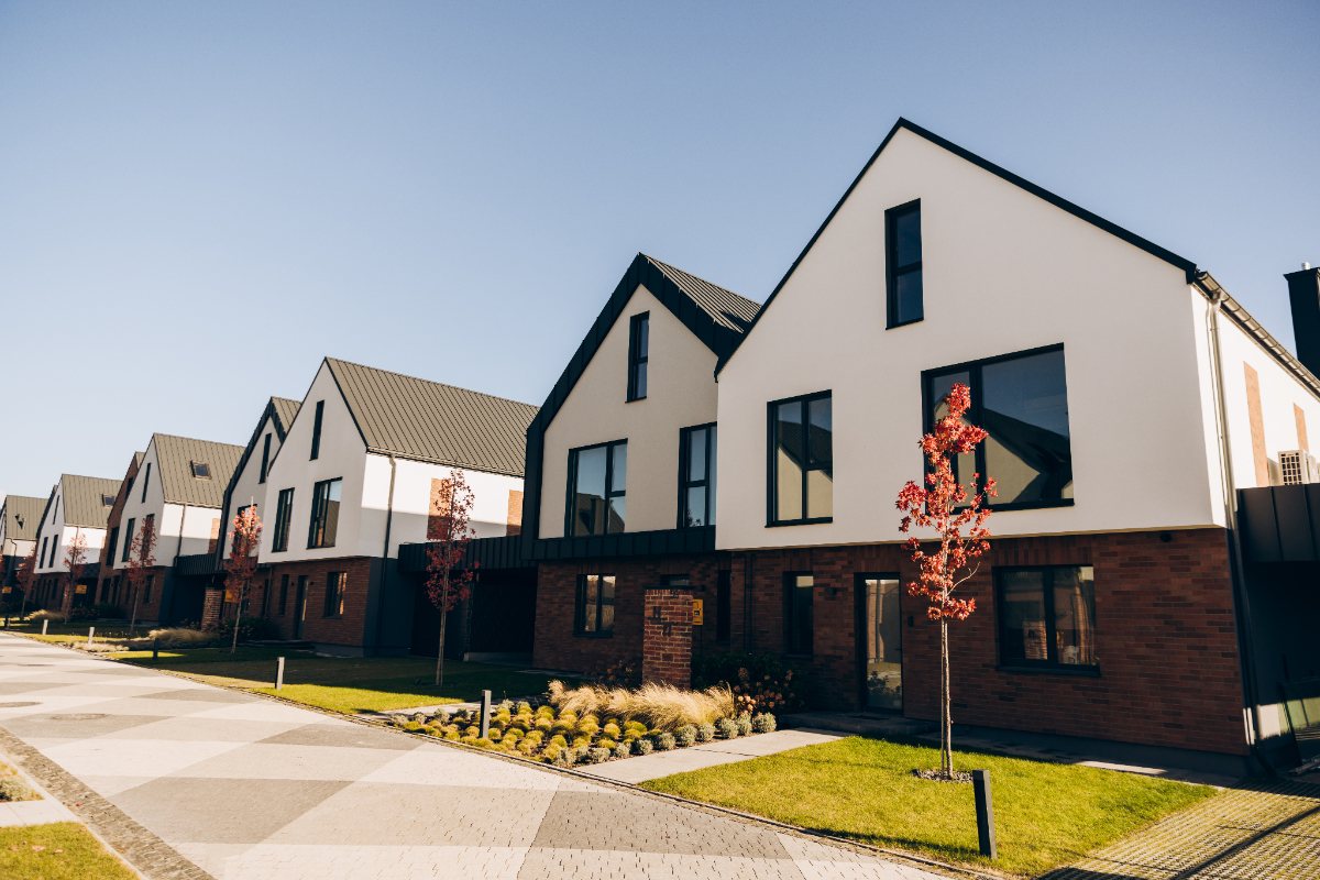 Des maisons construites au bord de la route