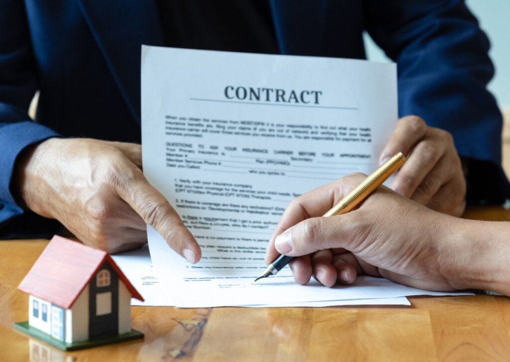 Une personne qui signe un contrat immobilier
