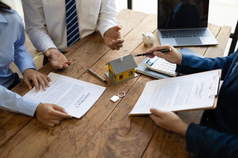 Des personnes qui discutent autour d'une table avec des dossiers pour un changement de logement social