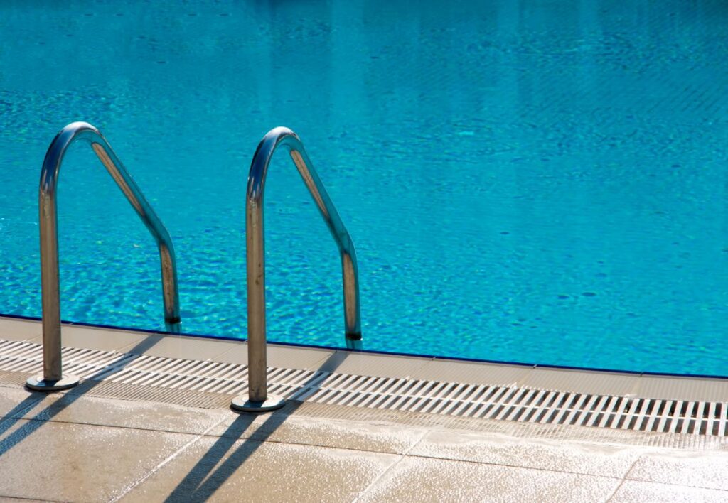 Une piscine installée dans une propriété