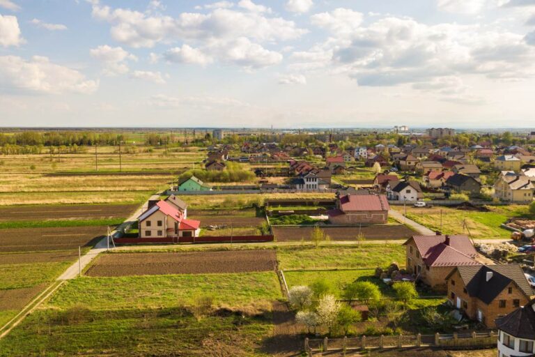 Un terrain viabilisé et des maisons
