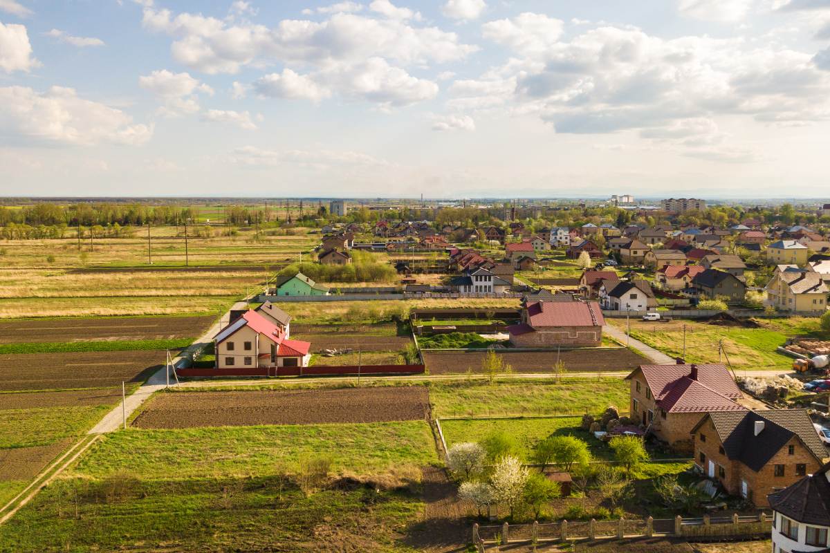 Un terrain viabilisé et des maisons