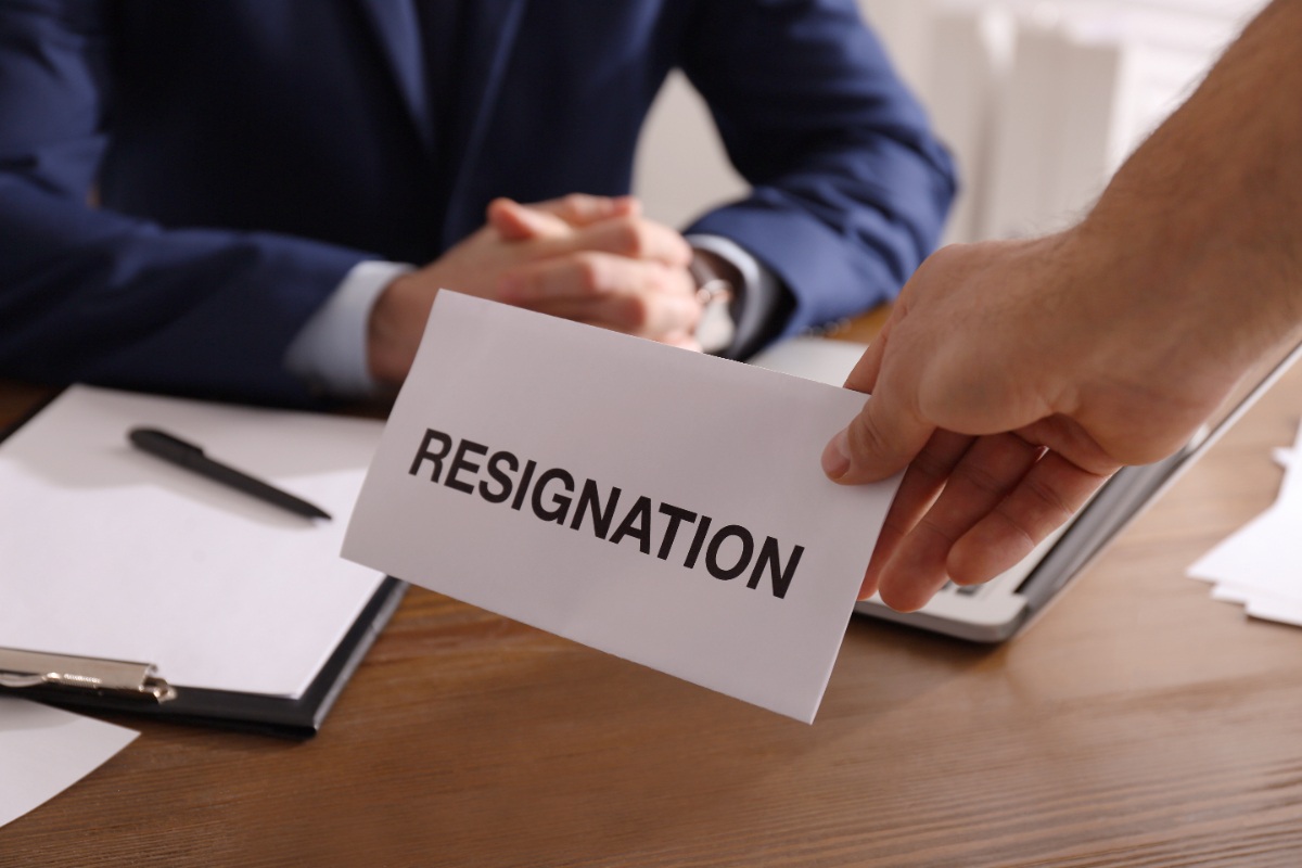 Un employé donnant sa lettre de démission
